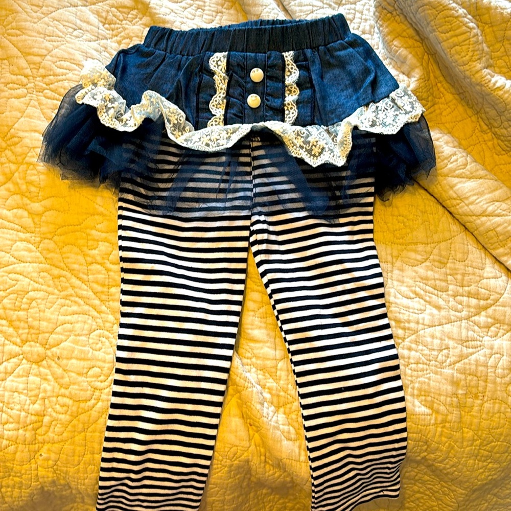 NWOT one-of-a-kind striped leggings w denim lace detail. 👖🩵🦋